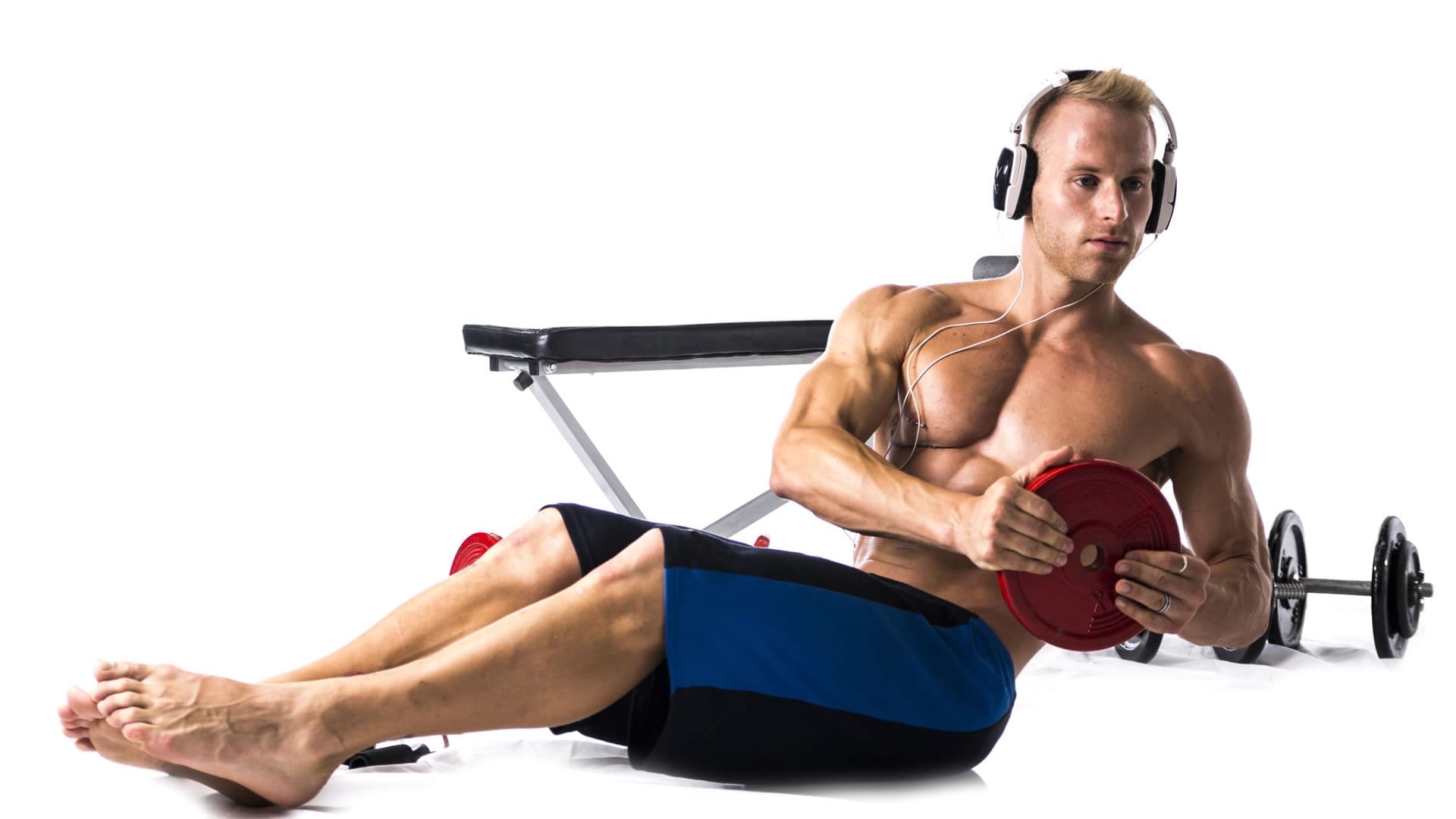 Estos ejercicios para fortalecer pectorales, hombros y espalda los puedes  hacer tan solo con una banda